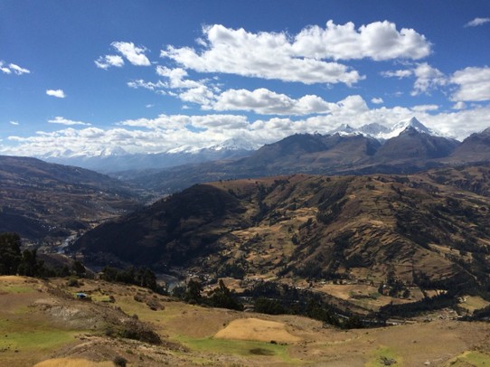Peru - Huaraz - Blick auf Huaraz und die Gipfel der Cordillera Blanca