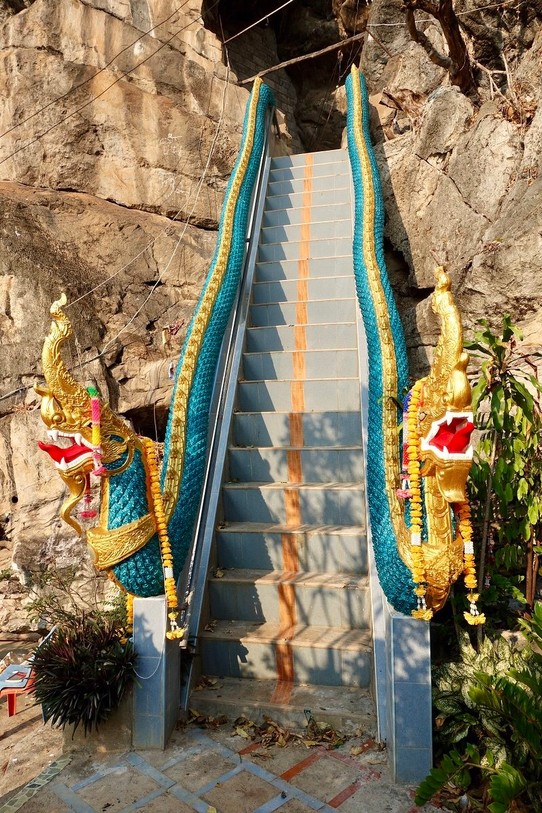 Thailand - Bueng Sam Phan - Opp disse trappene er det et lite tempel inne i fjellet. 