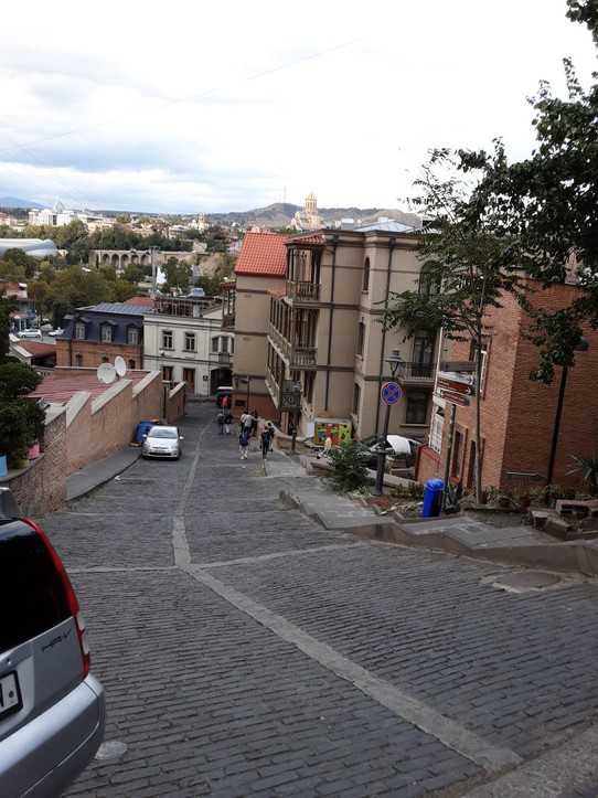 Georgien - Tiflis - Blick rechts aufs Hotel 