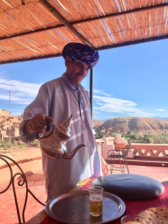 Maroc - Ouarzazate - Thé du matin a la fibule dor 