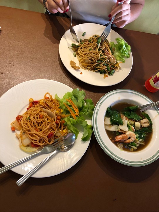 Thailand - Chiang Mai - Wir assen in einem typischen Thairestaurant zu Mittag. Kenny lockte uns ein wenig aus unserer Komfortzone.