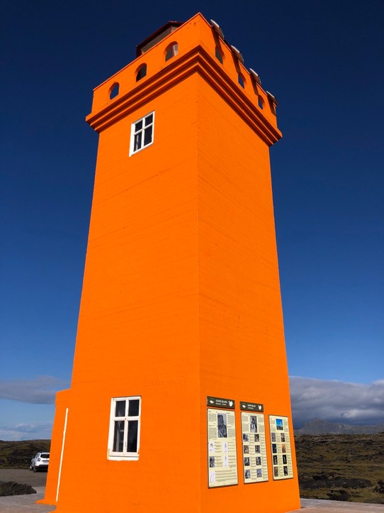 Island - Snæfellsbær - So. Jetzt geht es wieder auf der kleinen holprigen Straße zurück zu unserer 574... Tschüss, schöner Leuchtturm!