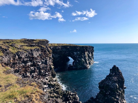 Island - Snæfellsbær - „Die westlichste Spitze der Snæfellsnes Halbinsel wird als Öndverdarnes (vom Meer her als Svörtuloft) bezeichnet. Schroffe hohe Klippen fallen hier steil in das aufgewühlte Meer ab.“
