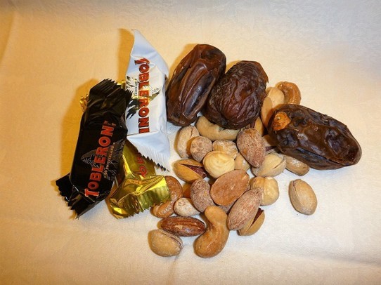  -  - Nüsse und Datteln wurden in Aqaba gekauft. 
Richtige Schweizer haben überall ihre Toblerone dabei. 