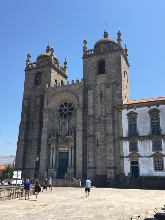 Portugal - Porto - Die Kathedrale von Porto. Wir mussten einige Anläufe machen, um reinzukommen. Weder der Eingang noch die Öffnungszeiten waren zu ermitteln. Aber hier wollten wir unseren ersten Stempel holen.