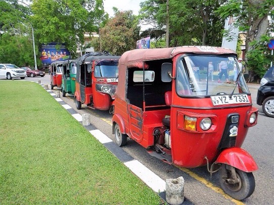 Sri Lanka - Colombo - Tuktuk's; man beachte das Profil 