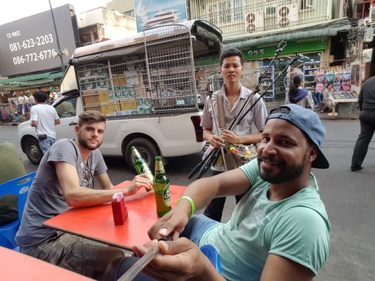 Thailand - Bangkok - Ja nun ist es endlich soweit.  Der Selfie   Stick wurde angeschafft. 