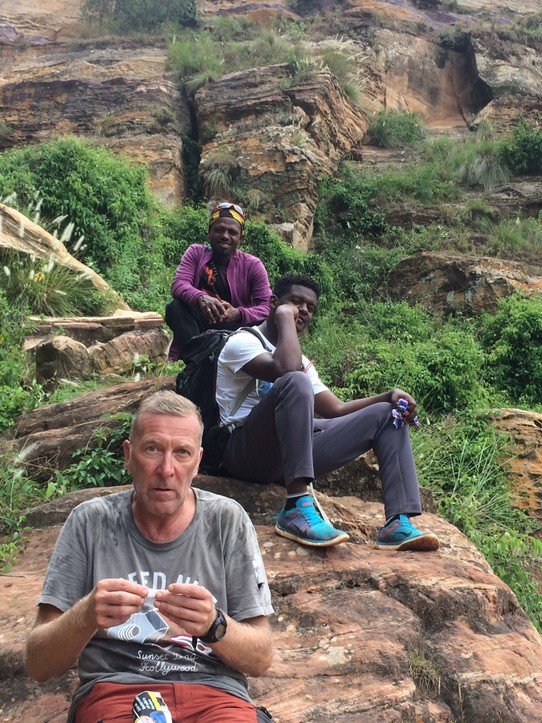 Äthiopien -  - (Zigaretten) Pause. Was uns Tewolde, der Guide, nicht gesagt hat, dass wir weiter klettern müssen. Hätten wir das gewusst...