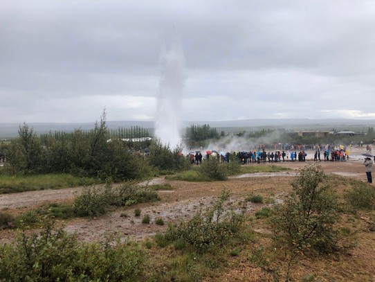 Island - Bláskógabyggð - Von der Ferne bemerkt man einen Ausbruch am lauten „ohhhh“ und „ahhhh“ der Menge... 😂😂👍