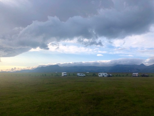 Island - Snæfellsbær - Und ich beobachte nun schon seit einiger Zeit die Wolken, die irgendwie oben auf den Bergen festzustecken scheinen... gut so!