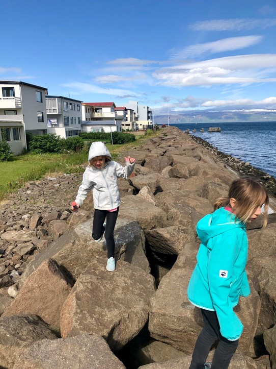 Island -  - Das Steine hüpfen findet aber auch wieder grossen Anklang 😉👍