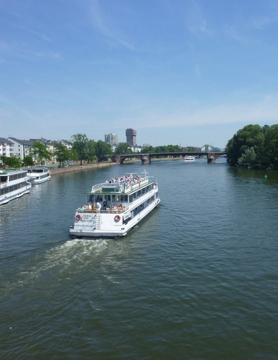 Deutschland - Frankfurt - Ausflugsschiff auf dem Main
