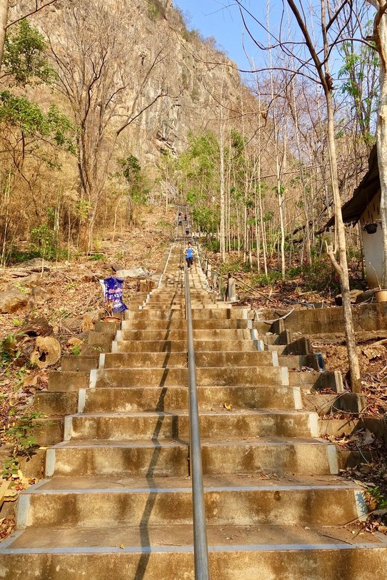 Thailand - Bueng Sam Phan - Buddha run, opp og ned disse trappene så mange ganger man kan på en time.