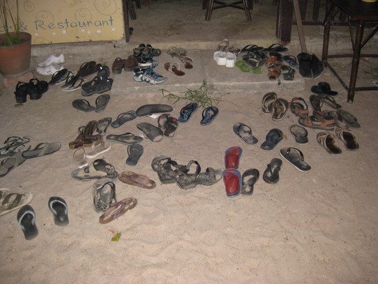 Thailand - Koh Tao - Schuhe aussziehen ... aber welche sind meine