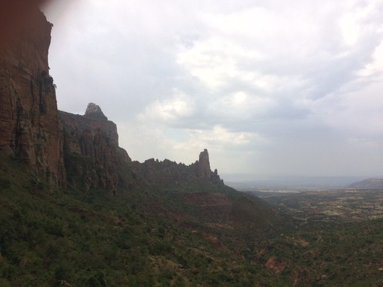Äthiopien -  - Blick zurück auf den Felszacken mit der Yemata Kirche 