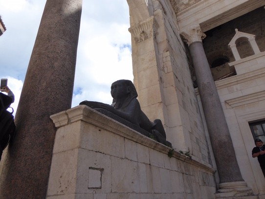 Kroatien - Split - Eine sehr alte Sphinx bei der Kathedrale 