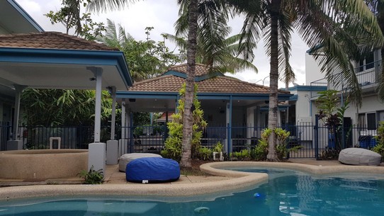 Australia - Cairns - Bei dem tropischen Wetter war der Hostel-Pool ein Segen.