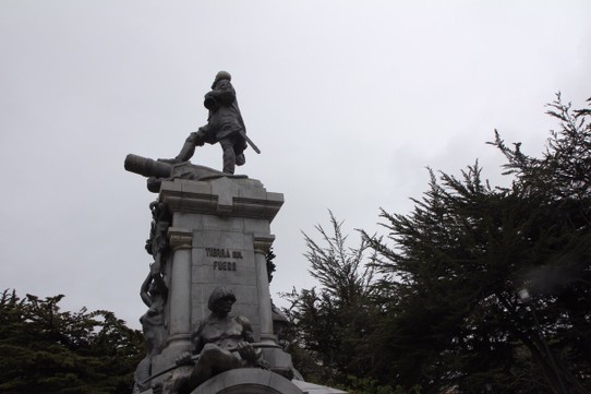 Chile - Punta Arenas - Das große Magalan-Denkmal der Endecker der legendären Magalanstraße