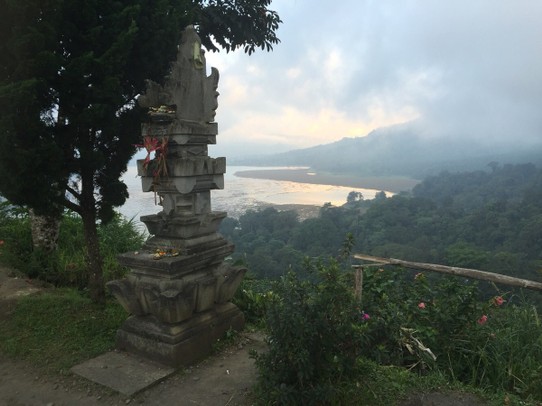 Indonesia - uitkijkpunt tussen Buyanmeer en Tamblinganmeer - Een van de vele altaartjes