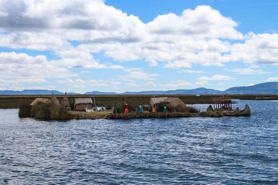 unbekannt - Titicaca-See - Islas Flotantes de los Uros: auf dieser schwimmenden Insel wohnt eine fünfköpfige Familie 