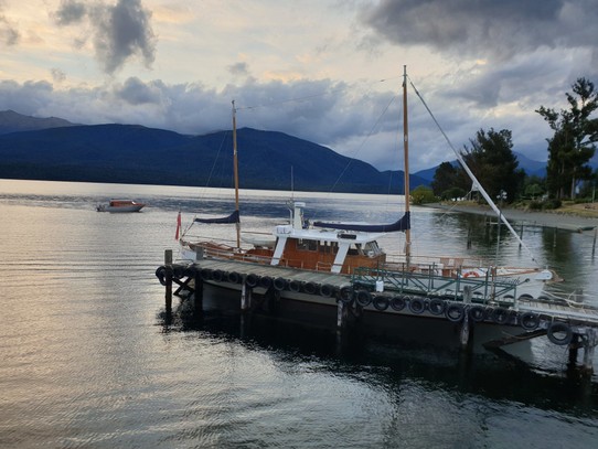 Neuseeland - Manapouri - das Segelschiff Faith am Steg des Lake Te Anau
