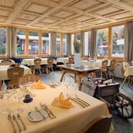 Schweiz - Pontresina/Engadin - Speisesaal mit vielen alsten Elementen modernisiert (Prospekt Morteratschhotel)