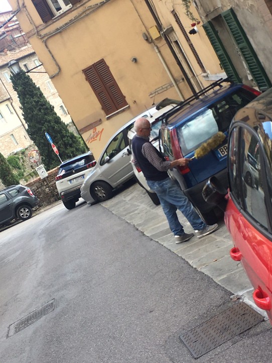 Italien - Perugia - Wer sein Auto liebt... :-)