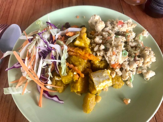 Thailand - Bueng Sam Phan - Typisk frokost på campen, salat, tofu, gresskar og eggerøre med grønnsaker.