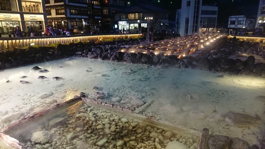 Japan - Kusatsu - Nachts ist Freiluft-Kühlung bunt beleuchtet.