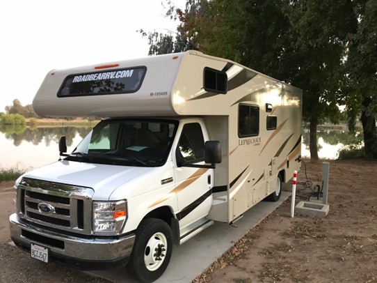 Vereinigte Staaten - Oakdale - Erster Stop mit einem Camper für uns. Wir sind sehr positiv überrascht, Klima, Heizung, Kühlschrank, Dusche... läuft alles mühelos 👍🏼