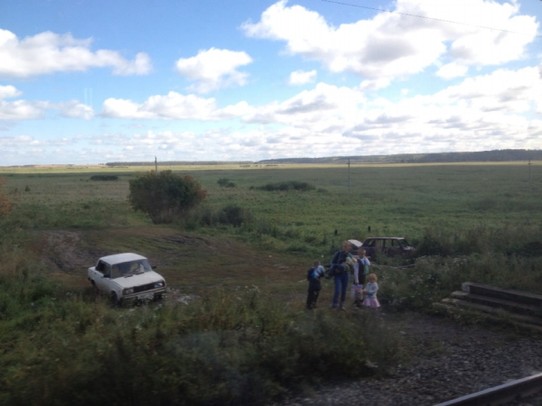 Russia - Novosibirsk - Mensen die staan te wachten voor de spoorwegovergang #luckyshot #fotograferenuiteenrijdendetrein