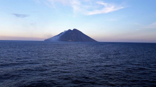 Italien -  - Ca. 55 Km von Sizilien entfernt, liegt der 900m über dem Wasserspiegel aktive Vulkan Stromboli. 