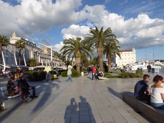 Kroatien - Split - Wir alle drei als Schatten an der Promenade 