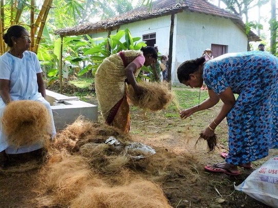 Indien - Kochi - Bereit stellen der Kokoswolle zum verspinnen 