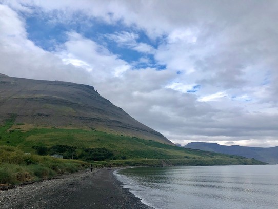 Island - Þingeyri - Und hier mal den Blick auf den Hausberg Sandafell, den wir gestern schon von weitem bei der Anreise gesehen haben...