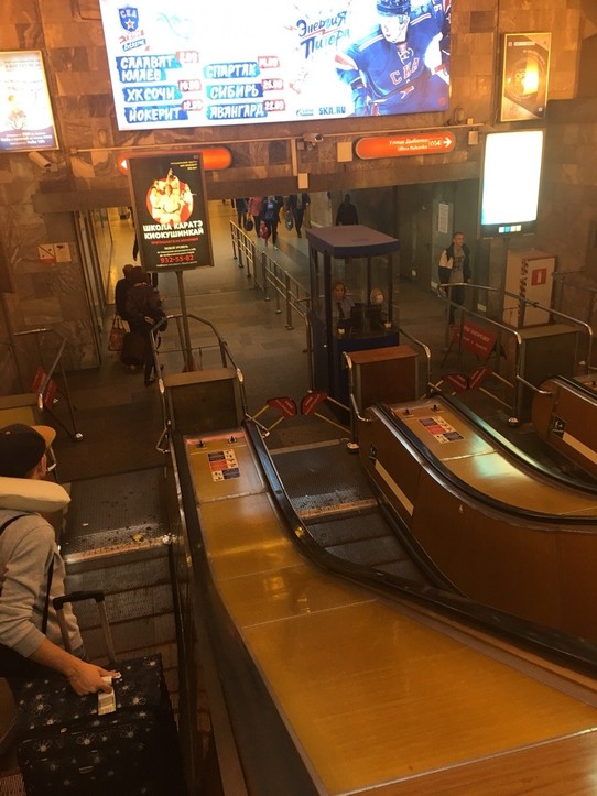 Russia - Saint Petersburg - Na vseh podzemnih nadzoruje tekoče stopnice prav živa oseba. Samo v St. Petersburgu je 67postaj podzemne železnice.