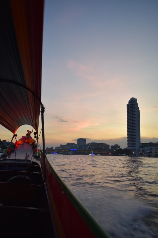 Thailand - Bangkok - Erste fahrt mit einem Longboat auf dem Chao Phraya. Mit Sonnenuntergangs-stimmung🌅