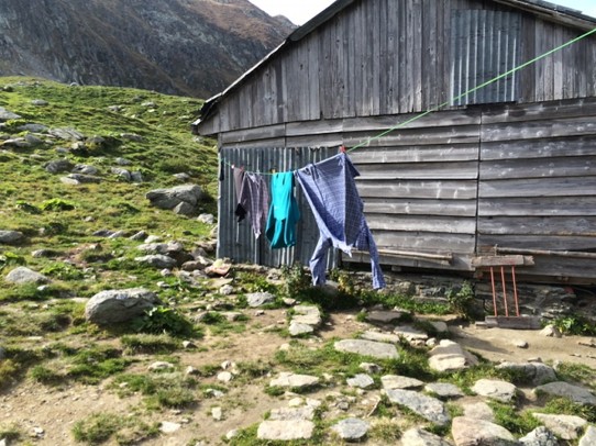 Rumänien - unbekannt - An der Podragu-Hütte: Ein vernünftiges Bild der Hütte ist uns nicht gelungen: ...lediglich von der Wäscheleine.