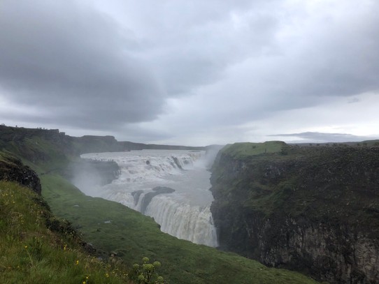 Island - Bláskógabyggð - Der Wasserfall besteht aus zwei Stufen, von denen die erste 11 m und die zweite 21 m Höhe besitzt. Diese beiden Kaskaden stehen etwa rechtwinklig zueinander.