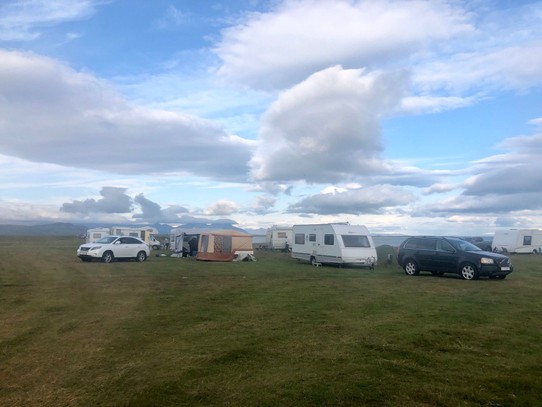 Island - Snæfellsbær - Alle paar Minuten kommt ein neuer Campinggast angerollt. Mit Campern, Gespannen und allerlei lustigen Gefährten und Zelten ausgestattet...