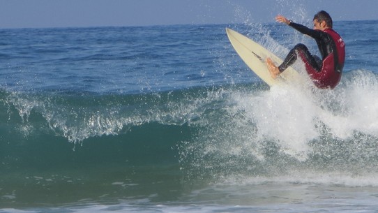 Portugal - Colares - Surfer am Strand vor dem Cabo da Roca in Portugal