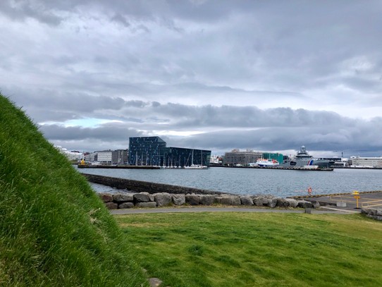 Island - Reykjavík - Ich möchte da hinten zu den gelben Türmen am Ende der Hafeneinfahrt... Ob man da hin gehen darf?