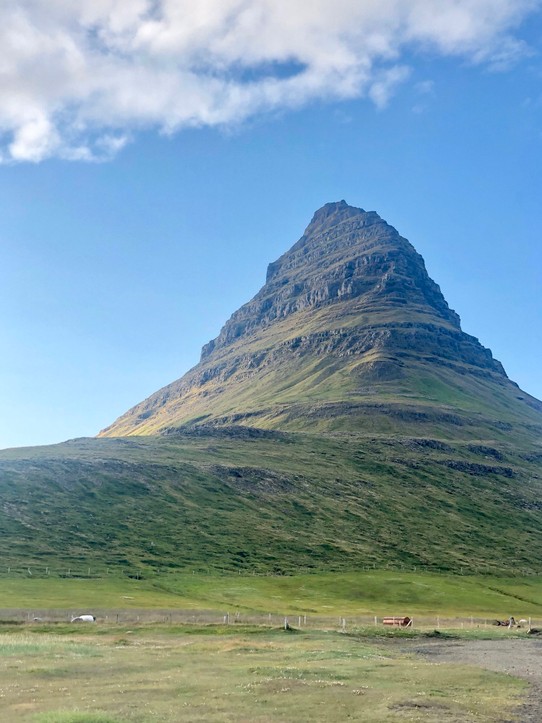 Island - Grundarfjarðarbær - Es gibt da auch eine Wander- bzw. Klettertour hoch. Hier geradeaus, direkt auf dem Grad würde es hoch gehen...👍