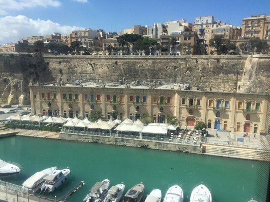 Malta - Valletta - Valetta, Hauptstadt von Malte Anlegeplatz unseres Schiffes:Mächtige 

Bastion aus hellem Sandsteinder  
 des Malteserorfortaus dem 16.Jhdt.