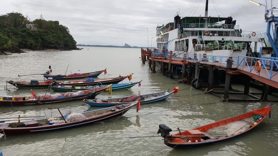 Thailand - Ko Pha-ngan - Vom Flughafen ging es mit Bus und Boot auf die Insel. 