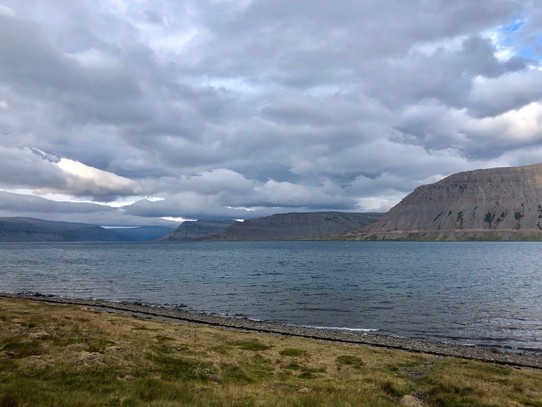 Island - unbekannt - Blick hinaus aus dem Arnarfjörður. Hier sieht man schön die Oben erwähnte „Aufspaltung“ des Fjords...