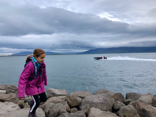Island - Reykjavík - Lena und Freia klettern auf den grossen Steinen am Ufer herum...