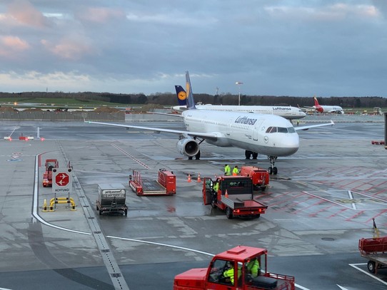 Deutschland - Hamburg - Hamburg Airport unser Flieger nach Frankfurt. 