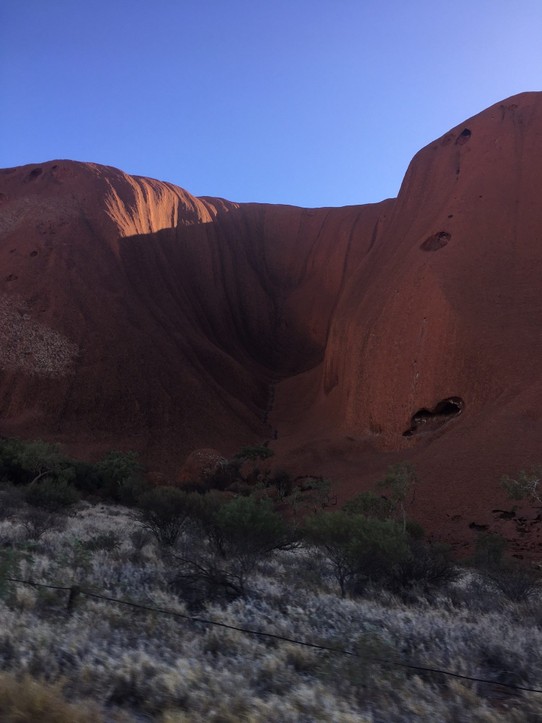 Australien - Mutitjulu - Von ganz nah sieht er wirklich gewaltig groß aus 