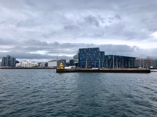 Island -  - Hier muss alles durch, was in den Hafen will...